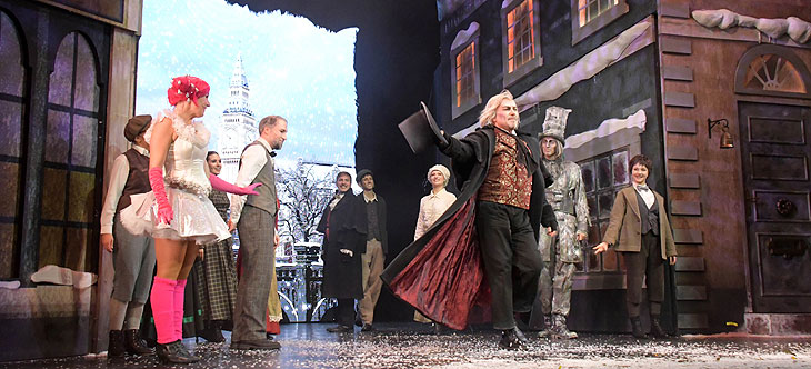 Uwe Kröger (mi.) bei der Premiere von dem Musical "eine Weihnachtsgeschichte" begeisterte bei der Premiere am 27.11.2024 im Deutschen Theater die Gäste (©Foto: Ingrid Grossmann)